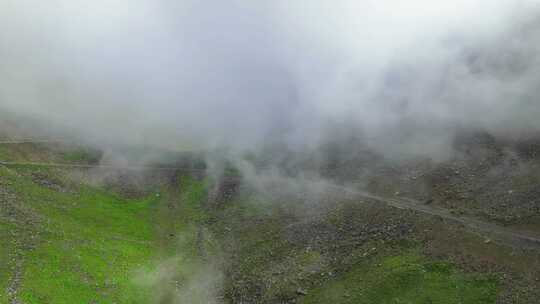 航拍云雾缭绕的川西巴朗山垭口高山草甸风光