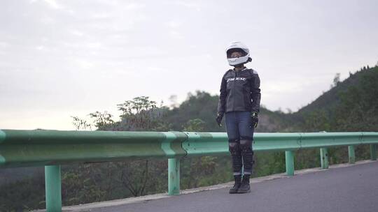 骑士精神摩托车女骑士公路骑摩托车