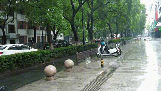 雨中行人交通骑手实拍