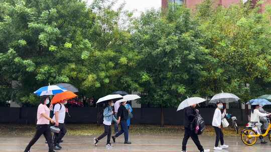 中学生开学学生雨天上学 高学生上学进校门视频素材模板下载