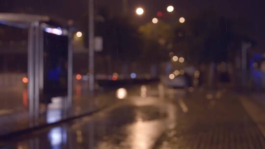 街道夜晚的大雨