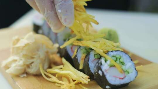 厨师用薯条装饰寿司视频素材模板下载