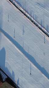 滑雪场全景，多人正在滑雪高清在线视频素材下载