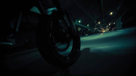 夜间行驶的摩托车特写车轮