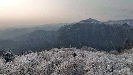 航拍焦作云台山峰林峡山脉冬季雾凇雪景