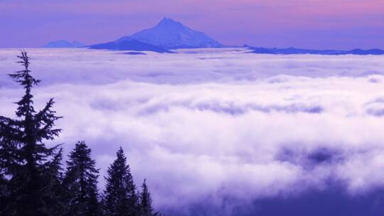 云雾缭绕的俄勒冈级联山脉
