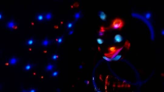 迪斯科灯光照亮一个跳舞的年轻人视频素材模板下载
