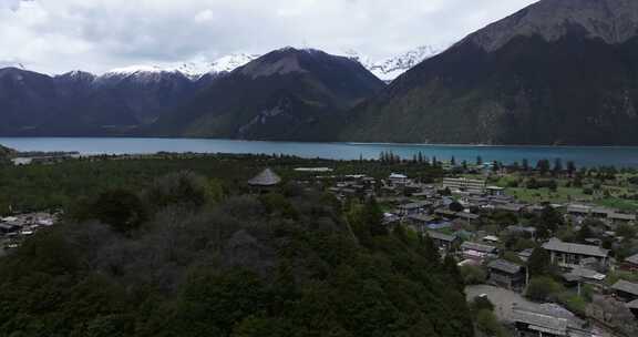 西藏林芝地区巴松错村庄神湖春色高空航拍