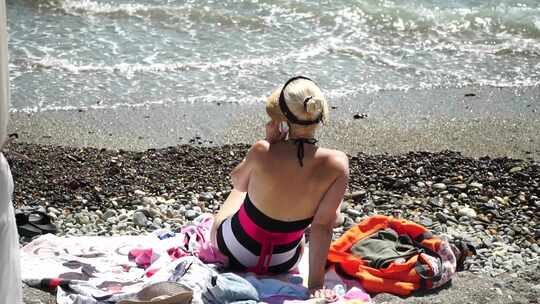 女人在海滩上在日落在夏季假期假期慢动作特