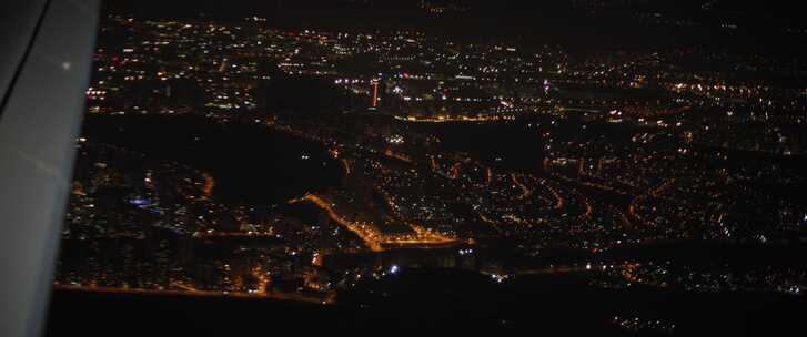 夜间空中的海岸城市