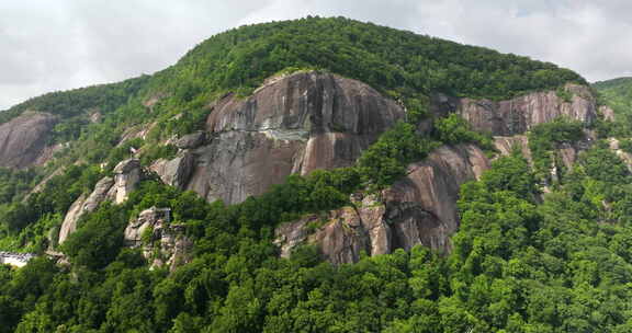 烟囱岩是美国北卡罗来纳州蓝岭山脉州立公园