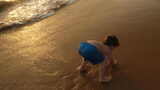 孩子沿着海岸奔跑高清在线视频素材下载