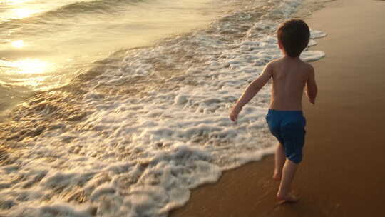 孩子沿着海岸奔跑
