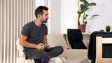 紧张的玩家在控制台上玩电子游戏高清在线视频素材下载