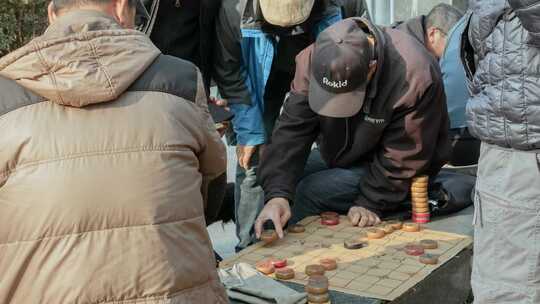 老人晒太阳下棋老头