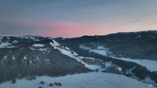 中国新疆阿勒泰地区禾木夕阳下的冬季风光