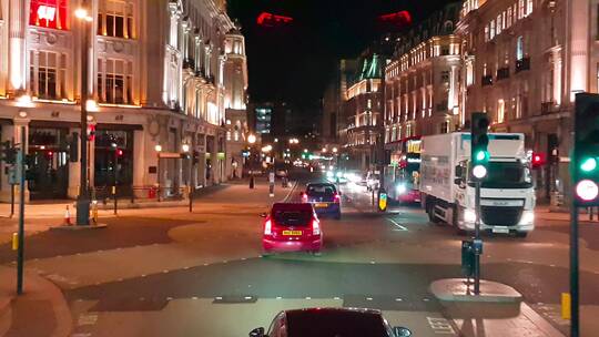 汽车在伦敦的大街上行驶视频素材模板下载