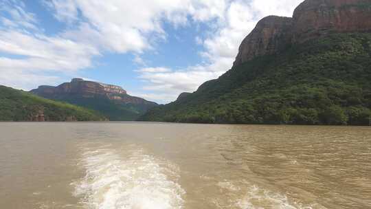 布莱德峡谷南非河游船在迷人的山景视频素材模板下载
