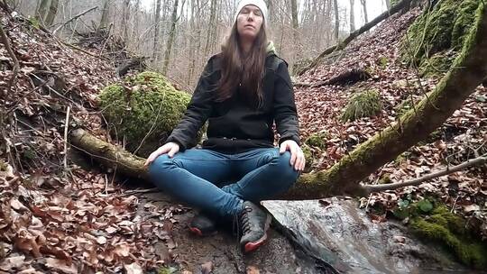坐在森林中冥想的女人