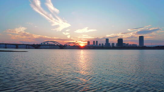 城市黄昏绝美日落水面拍摄