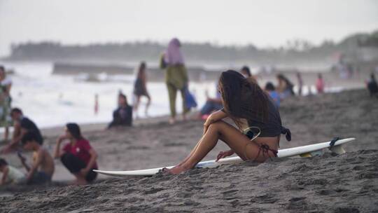 年轻女子坐在海滩视频素材模板下载