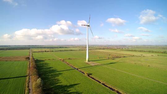 绿色农田里的风力发电