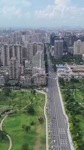 竖屏航拍广东汕头城市绿化开放广场