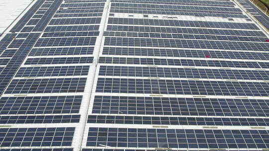 航拍上海厂房楼顶太阳能板视频素材模板下载