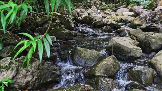 山间石头流水山泉水