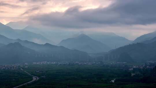 早晨日出桂林喀斯特地貌下的乡村与高铁