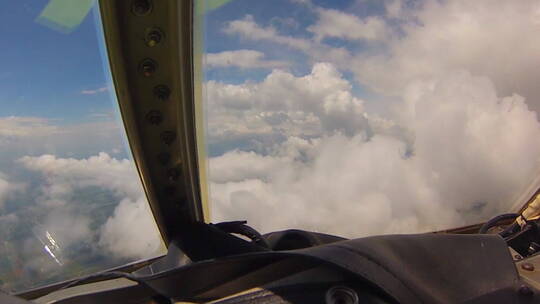 飞行员驾驶飞机在云层穿越