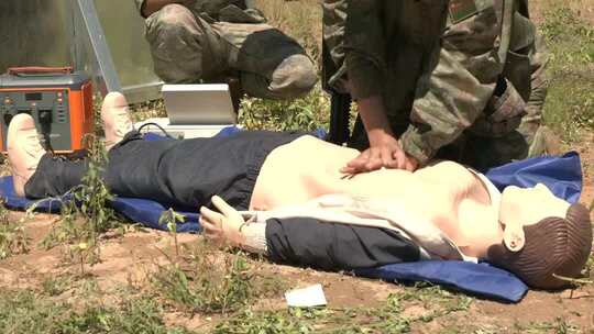 军人户外进行心肺复苏训练