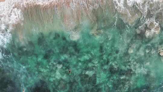 印度尼西亚巴厘岛清澈的绿松石海水冲刷沙滩