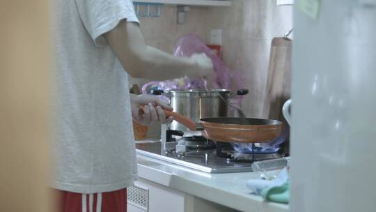 单身男子在厨房炒菜视频素材模板下载