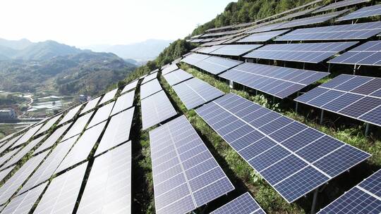 航拍山上光伏太阳能电池板