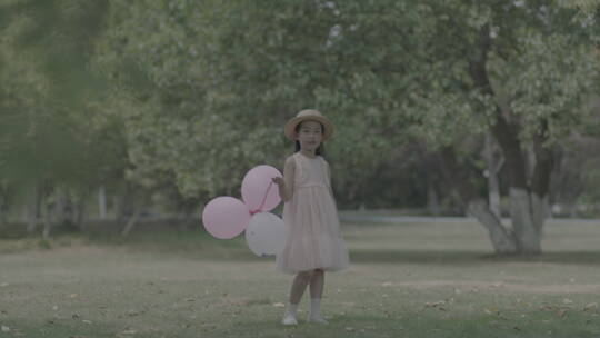 小女孩在公园开心幸福地奔跑游玩视频素材模板下载