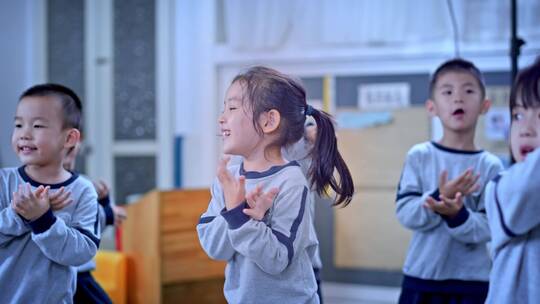 幼儿园的老师和孩子们玩耍学习视频素材模板下载