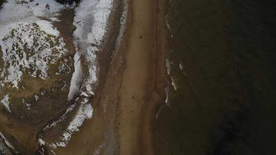 小浪撞击冰冷的海滩