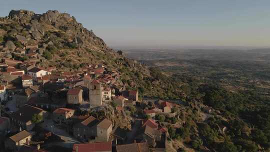 无人机飞越葡萄牙孟山都村空中前进
