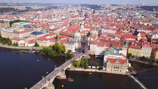 捷克共和国查尔斯桥上的布拉格天际线和人们