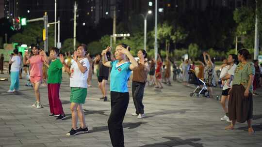 夜晚市民跳广场舞