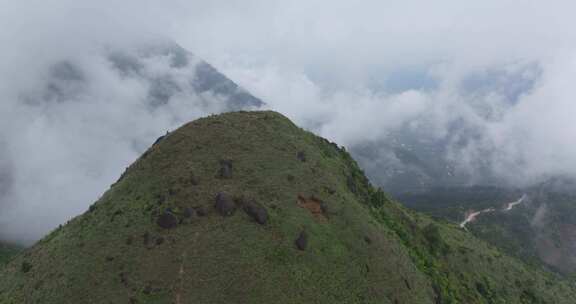 航拍广东茂名信宜云开山石镬坳山间云海