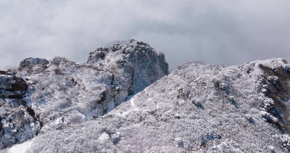 冬季峨眉山雪景山崖云海