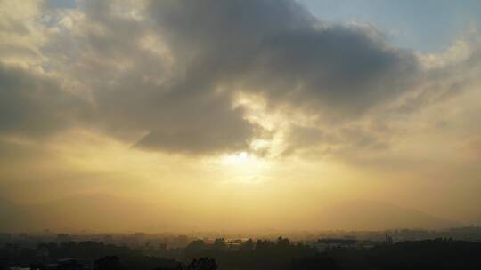 乡村夕阳天空阳光穿过乌云延时气象丁达尔光