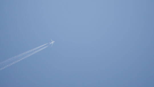 飞机划过天空 蓝天