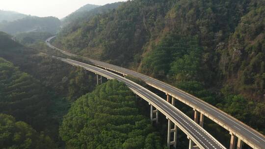 大山中的高速公路