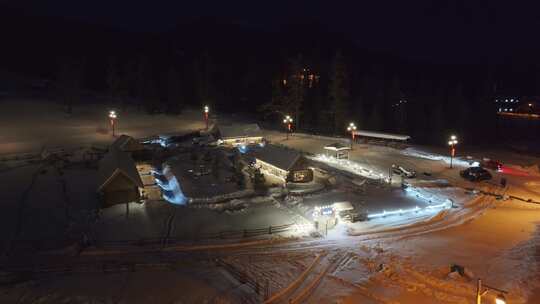 航拍新疆喀纳斯老村冬季夜景雪地小木屋