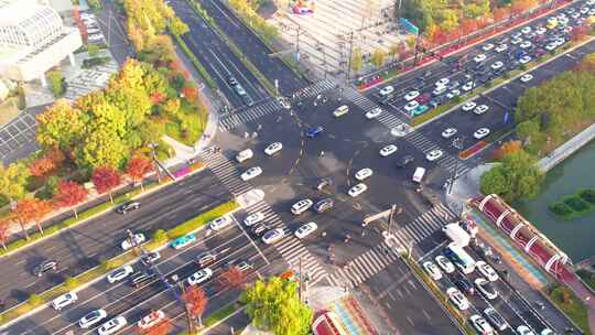 秋天的城市道路路口交通风景航拍