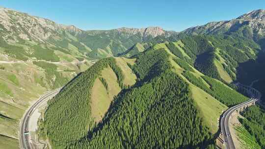 航拍新疆山谷中的公路