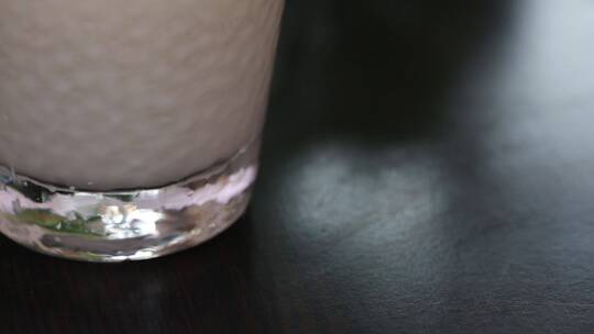 玻璃杯装一杯牛奶